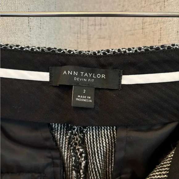 Ann Taylor Pants Size 2 Devin Fit. Black and White pattern. Winter staple pant. - Picture 6 of 7